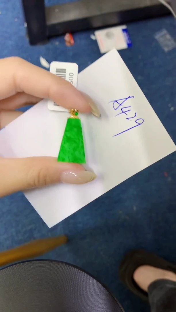 翡翠18K金镶嵌颈饰缅甸天然翡翠A货