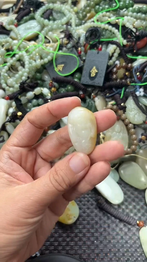 和田玉未镶嵌颈饰（多样性发一件）没有证书有瑕