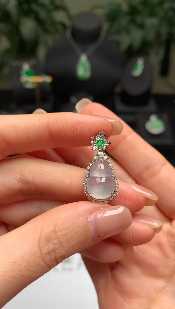 颈饰18K金镶嵌翡翠葫芦