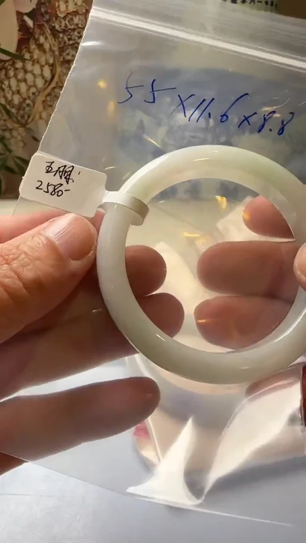 未镶嵌裸石翡翠手镯一条