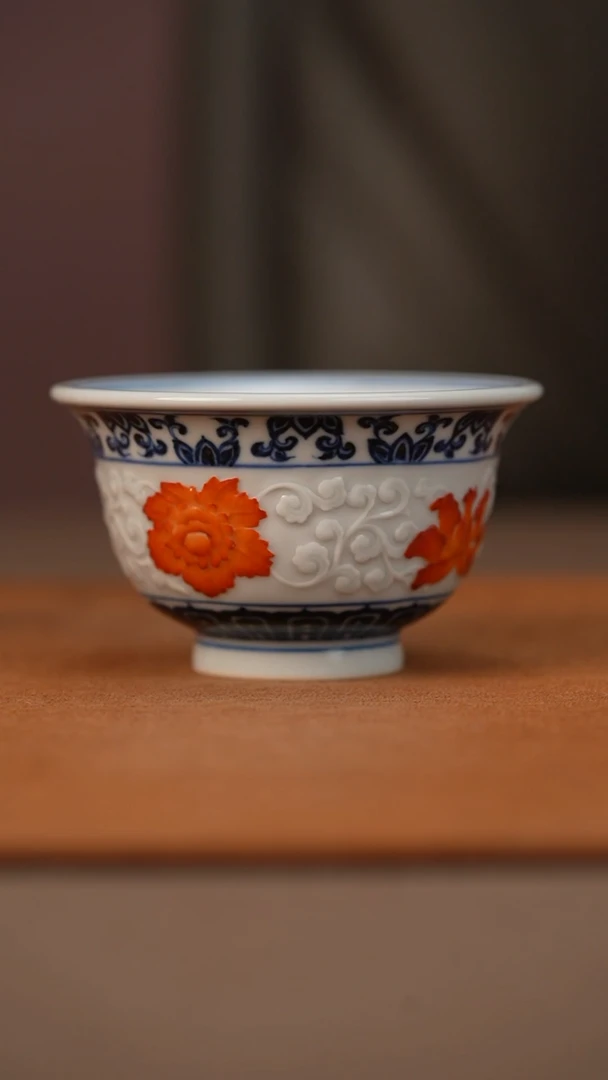 又见春风青花雕刻矾红花卉压手杯