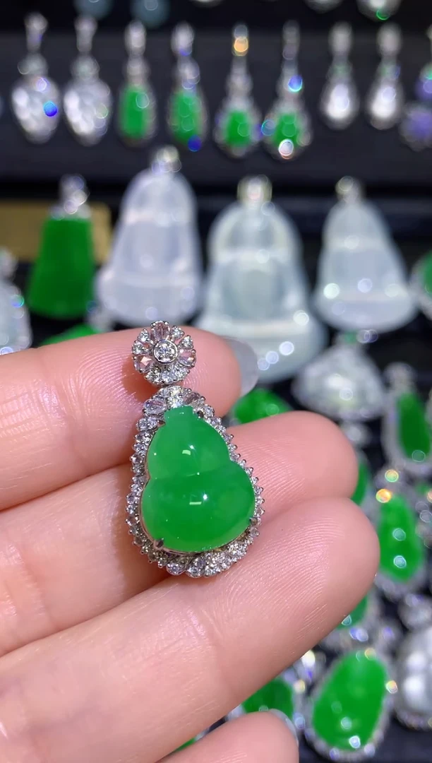 【闪购商品】翡翠颈饰18K金镶嵌高冰满绿阳绿葫芦