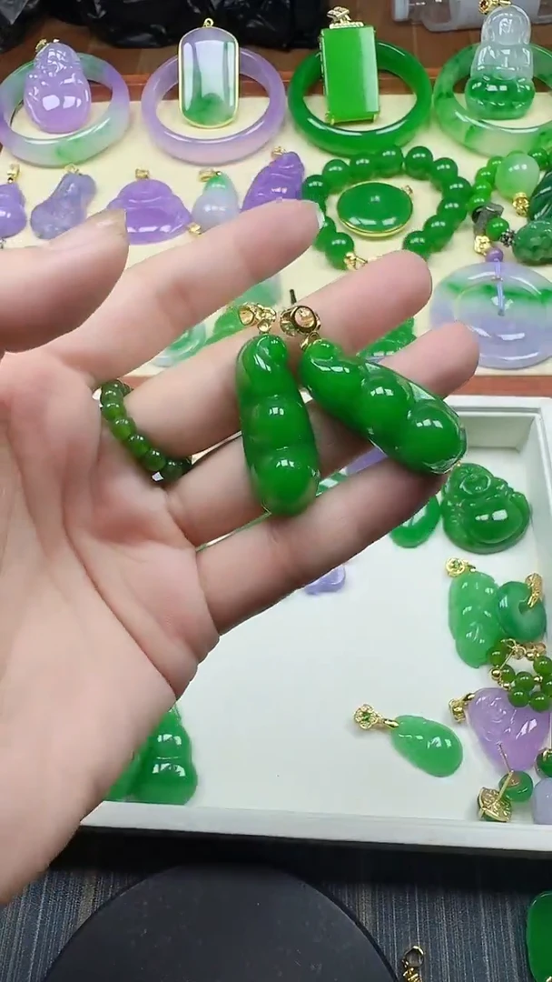 吊坠(赠链)14K金镶嵌翡翠绿大豆荚
