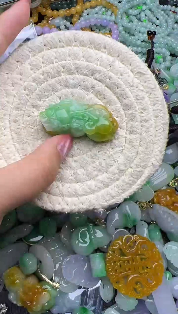 颈饰未镶嵌翡翠天然缅甸翡翠吊坠