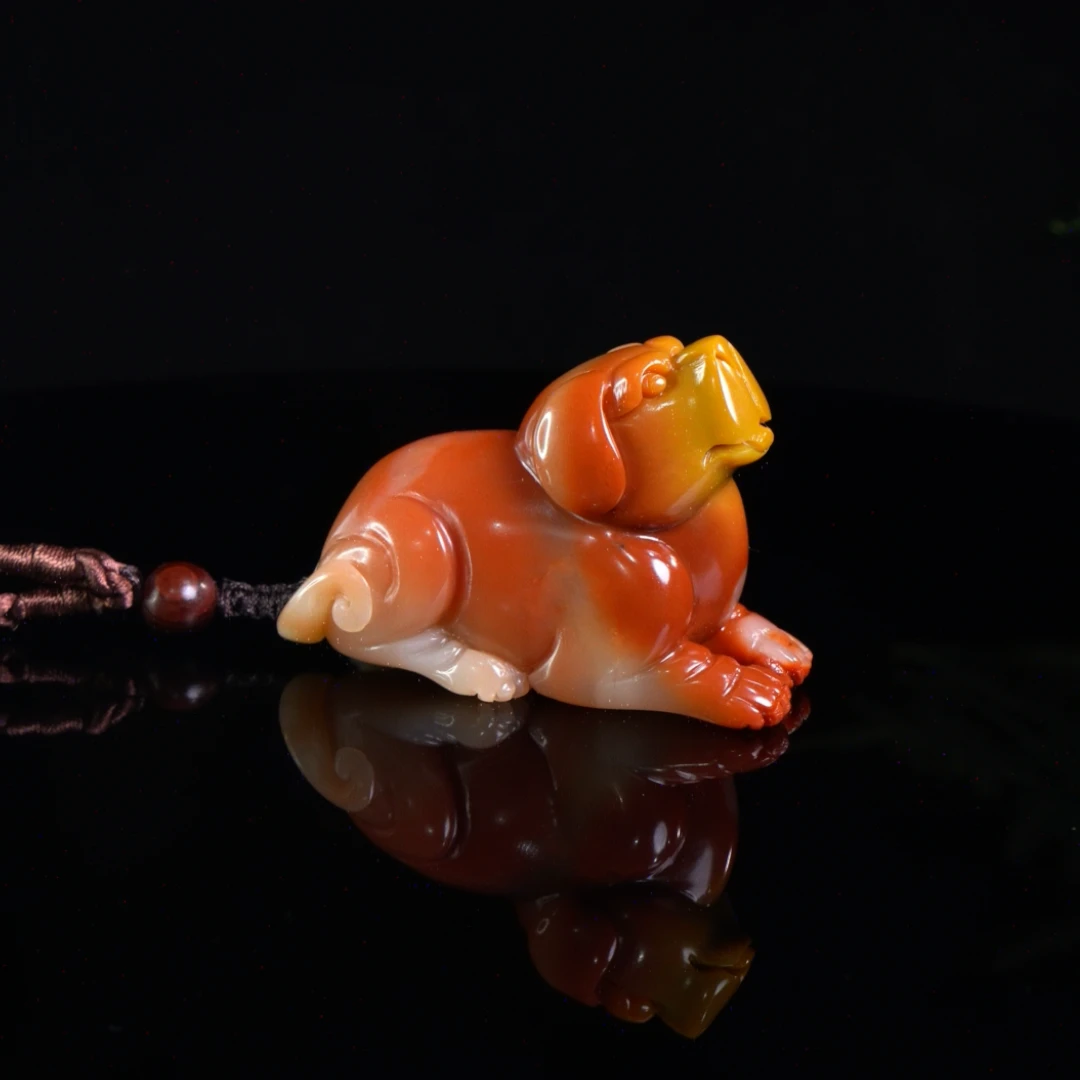 Lot.9.寿山石三彩芙蓉万事如意手把件110克6.4x3.2x4.7cm