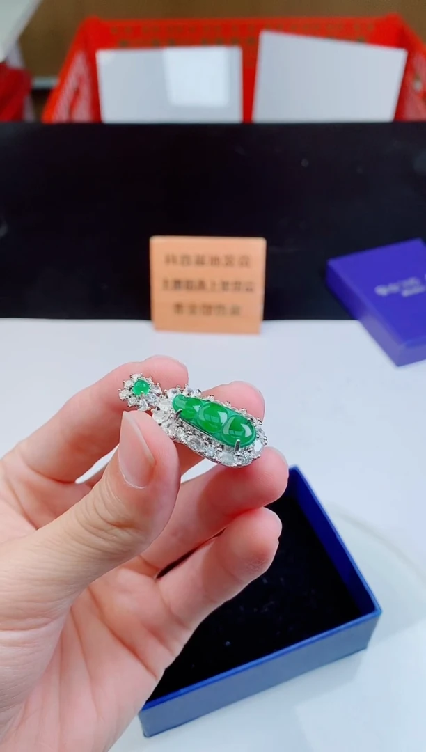 颈饰未镶嵌翡翠   ·