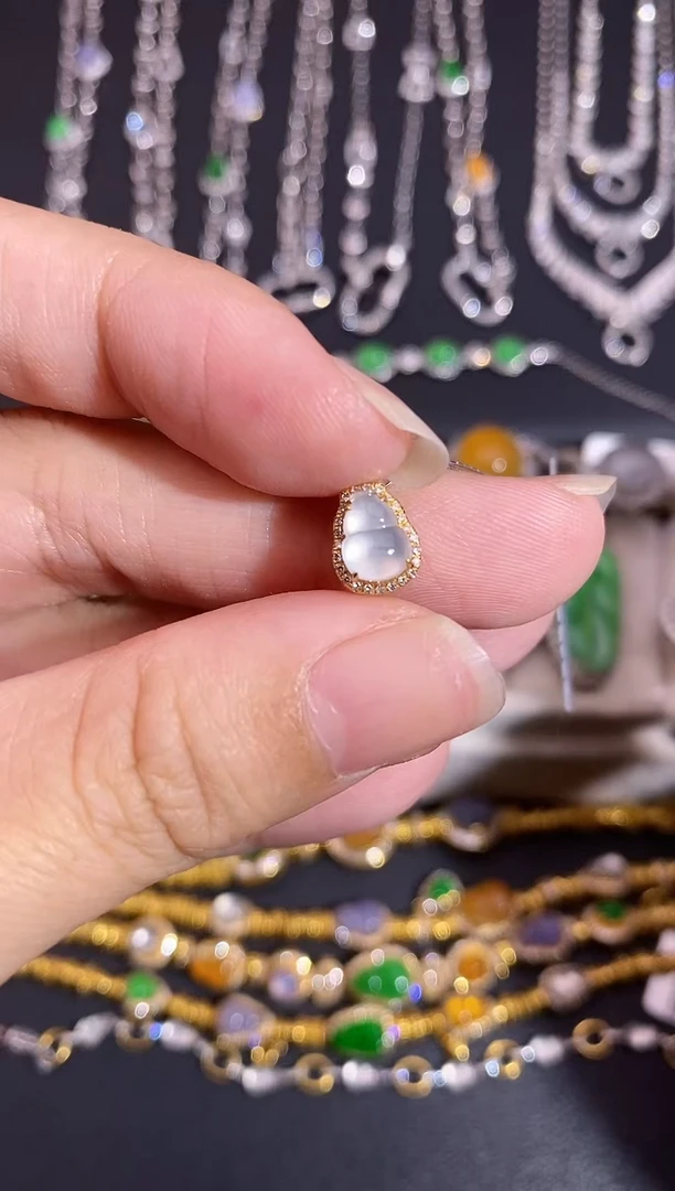 颈饰18K金镶嵌翡翠吊坠