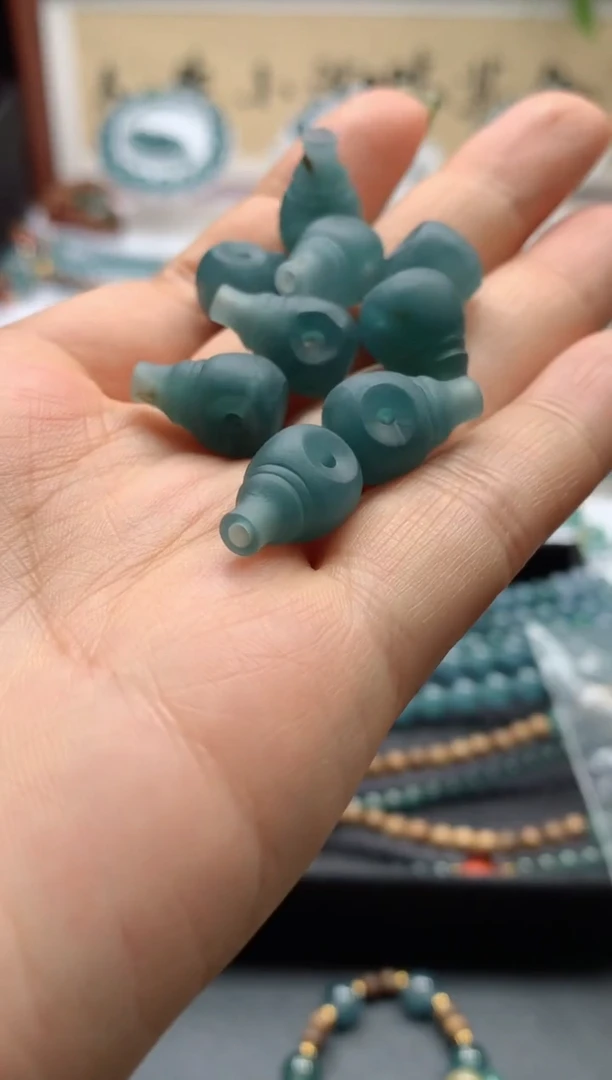 翡翠未镶嵌颈饰三通包抛光（多样性发其一）