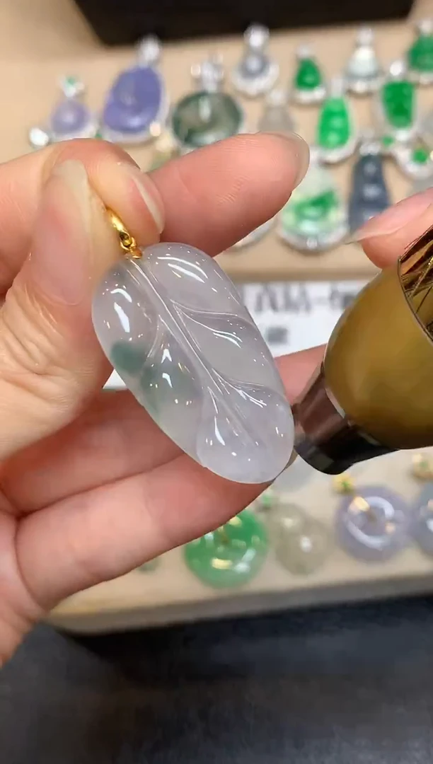 颈饰18K金镶嵌翡翠树叶【无服务费