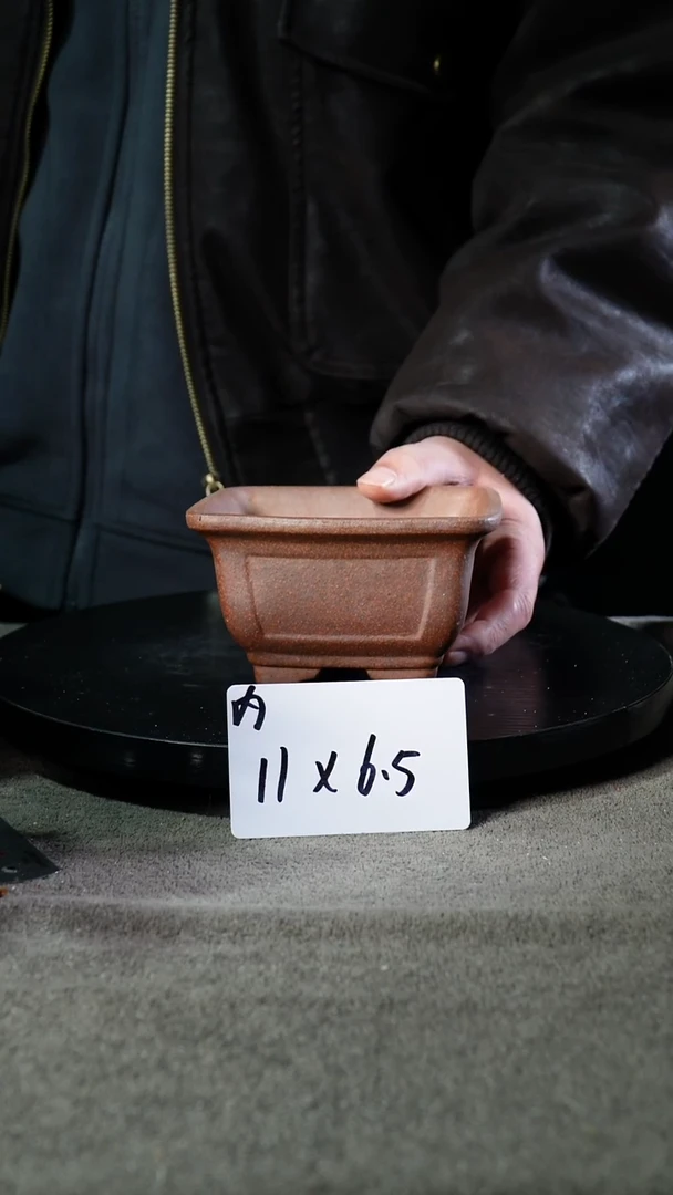 A宜兴紫砂小花盆