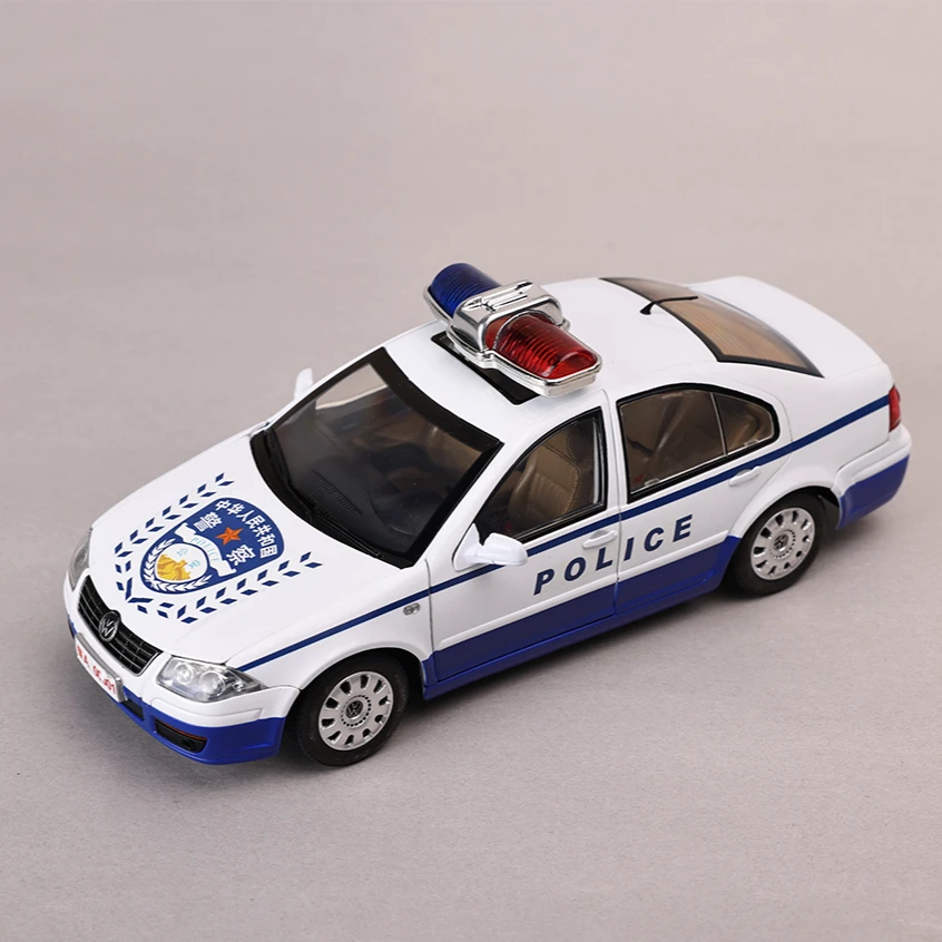 经典宝来警车限量款1:18车模