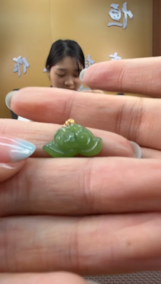 颈饰18K金镶嵌和田玉挂件
