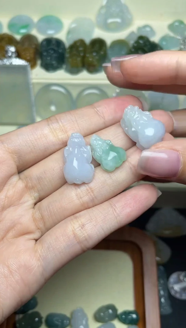 颈饰未镶嵌翡翠半*?小貔貅