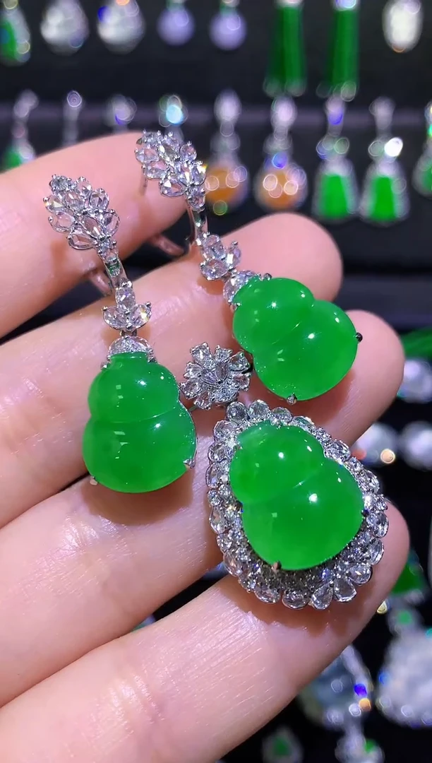 18K金镶嵌翡翠耳饰高冰满绿阳绿葫芦耳坠吊坠套装