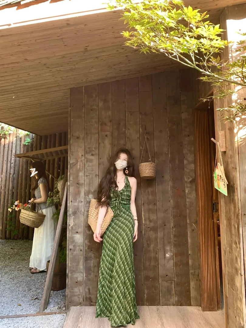 法式慵懒风碎花挂脖吊带连衣裙宽松显瘦高级感度假气质无袖长裙女