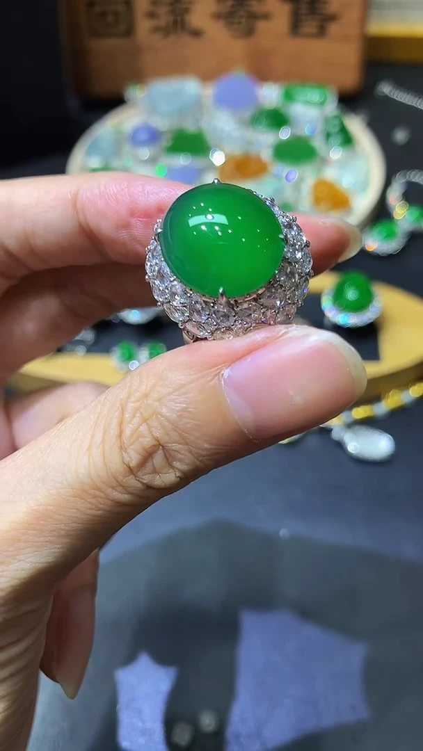 18K金镶嵌戒指翡翠团购