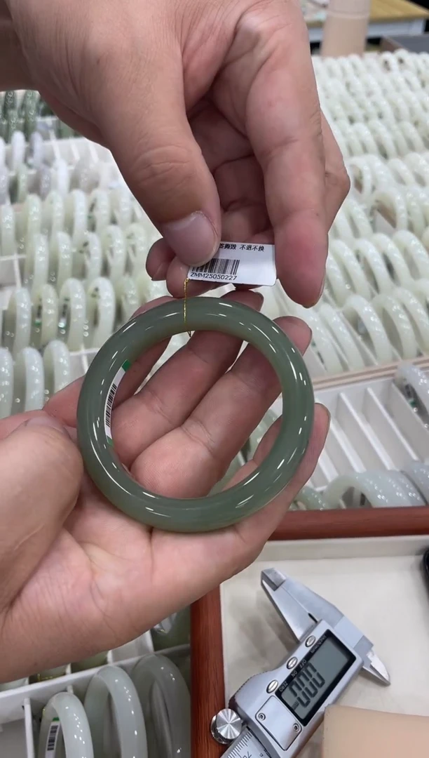 未镶嵌手镯和田玉55-56圈口 0227