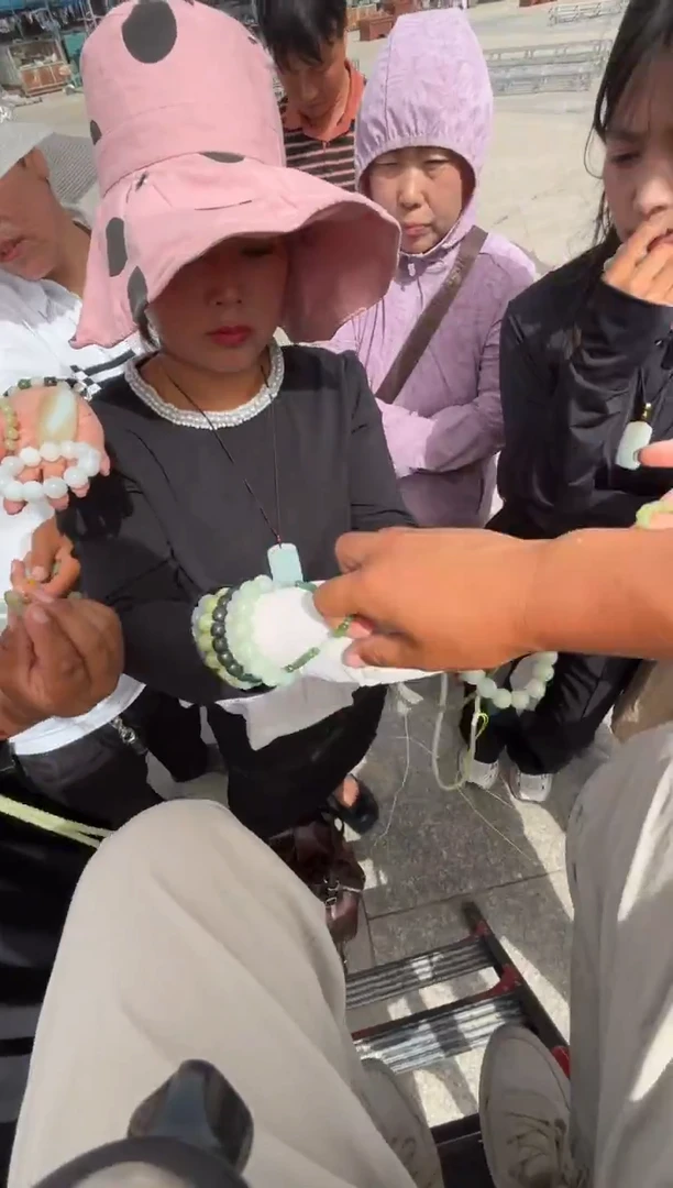 未镶嵌和田玉（糖玉）挂件和田玉