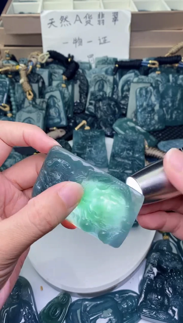 颈饰未镶嵌翡翠