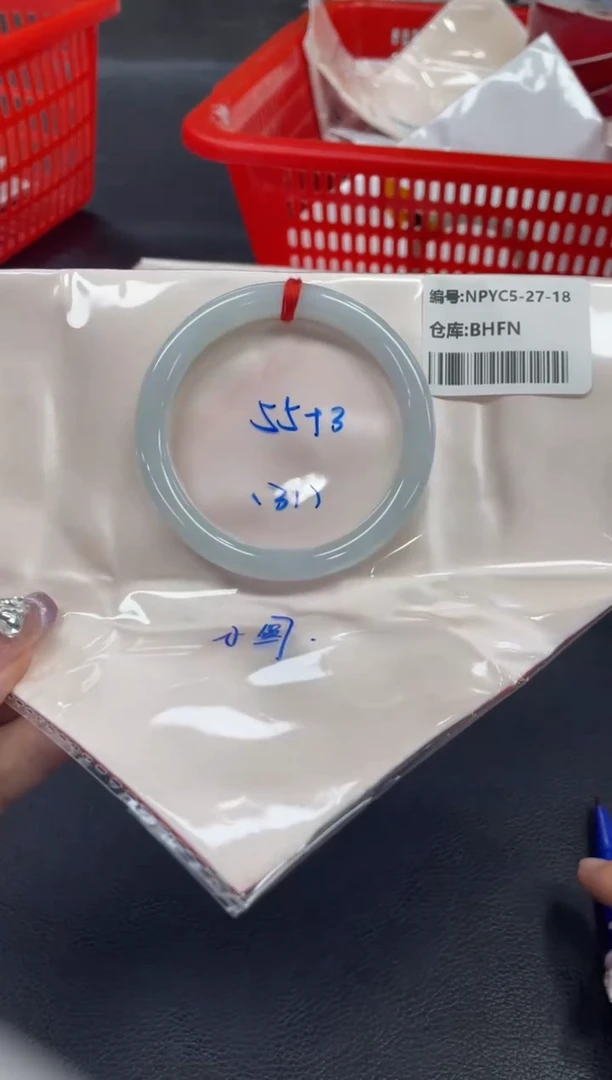 翡翠手镯未镶嵌翡翠手镯