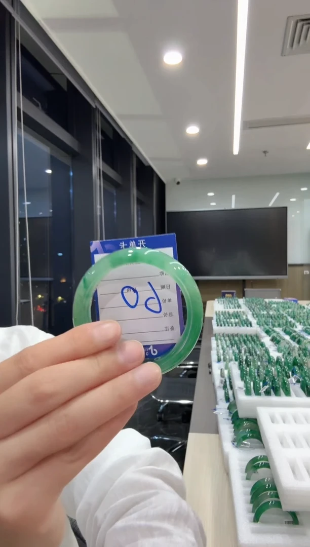 未镶嵌手镯石英质玉（非洲翠）55手镯手镯