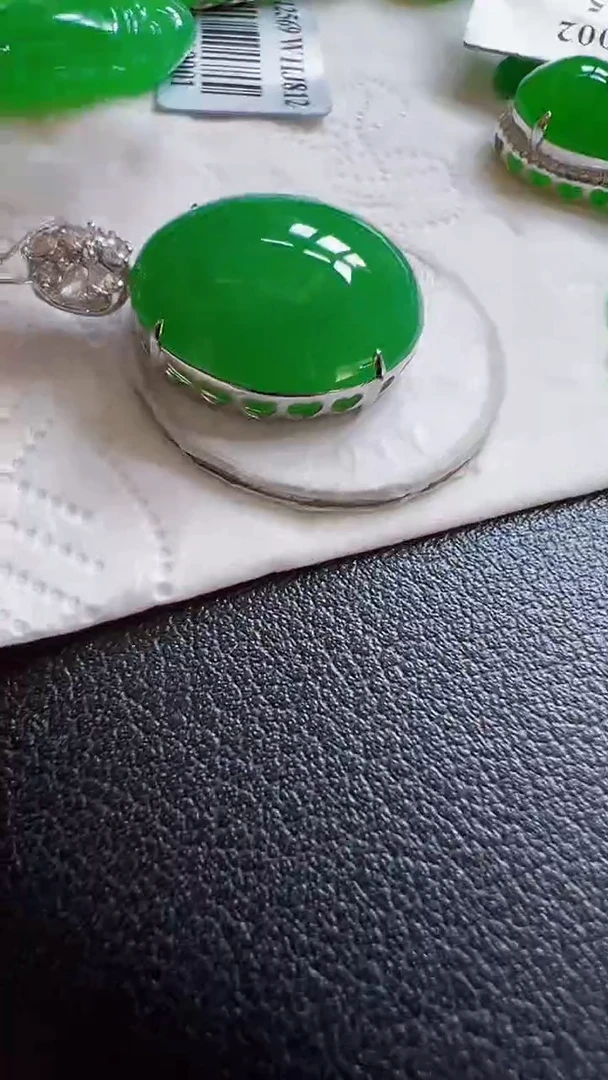 颈饰18K金镶嵌翡翠文*蛋面