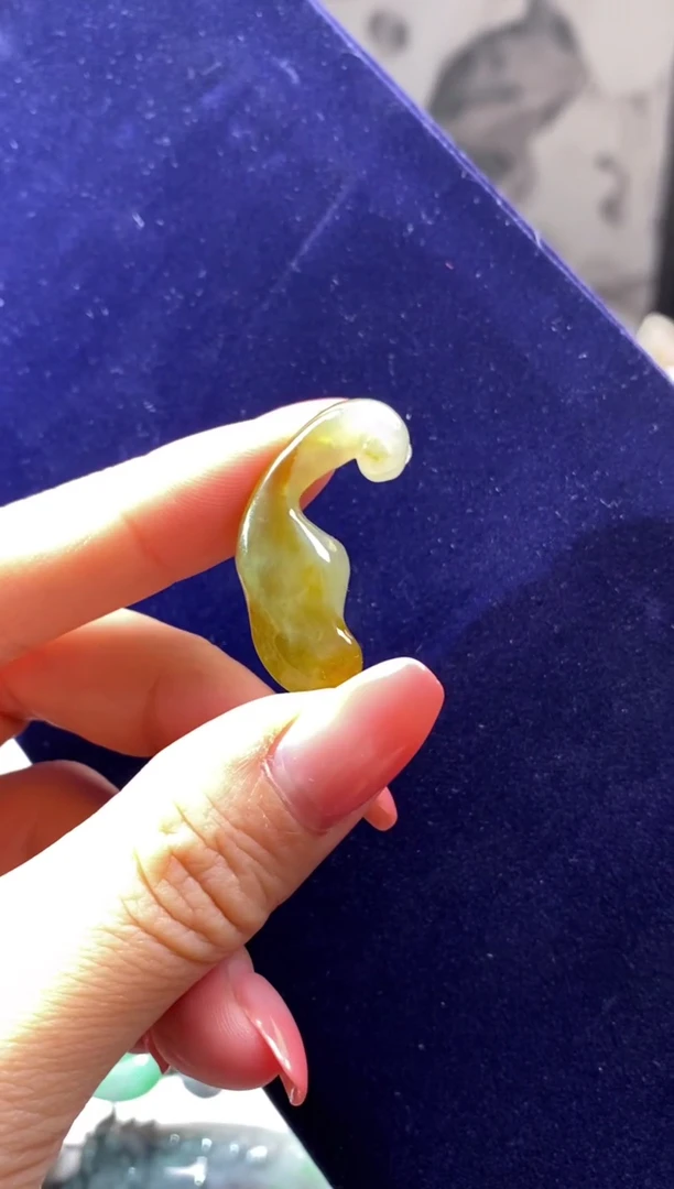 未镶嵌挂件翡翠九**猪翡翠黄翡随型挂件