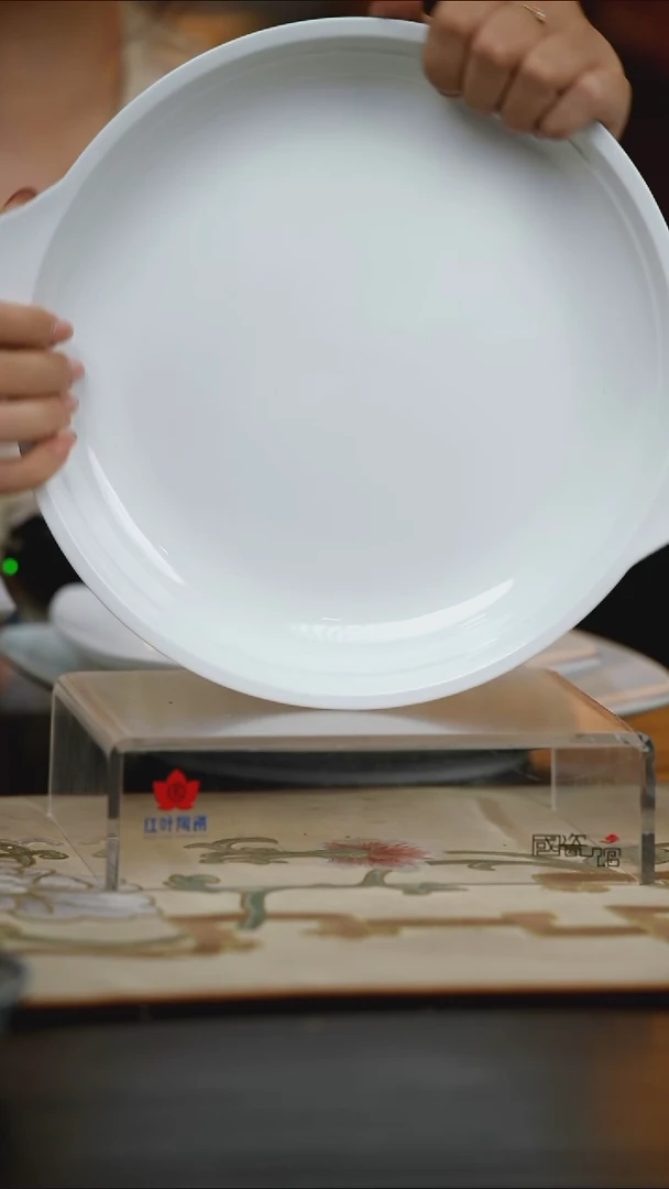 1个微瑕白胎10英寸双耳鲍翅盘（无底款）