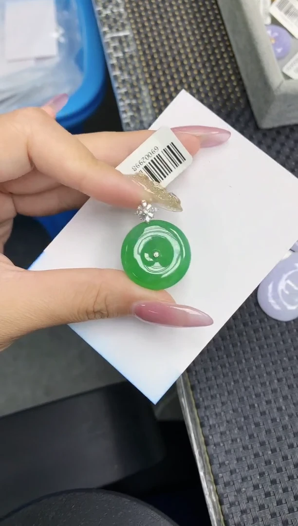 翡翠18K金镶嵌颈饰1111111111