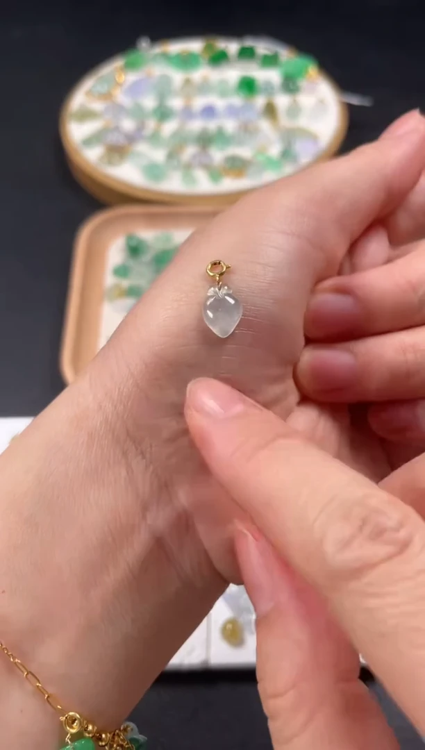 吊坠(不含链)18K金镶嵌翡翠一个JK640