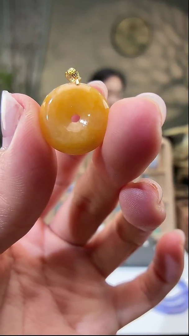 颈饰18K金镶嵌翡翠平安扣