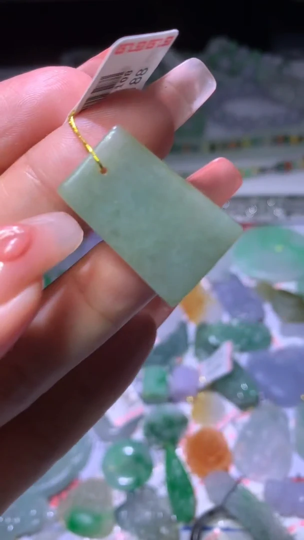 翡翠未镶嵌颈饰?****?MXX021773