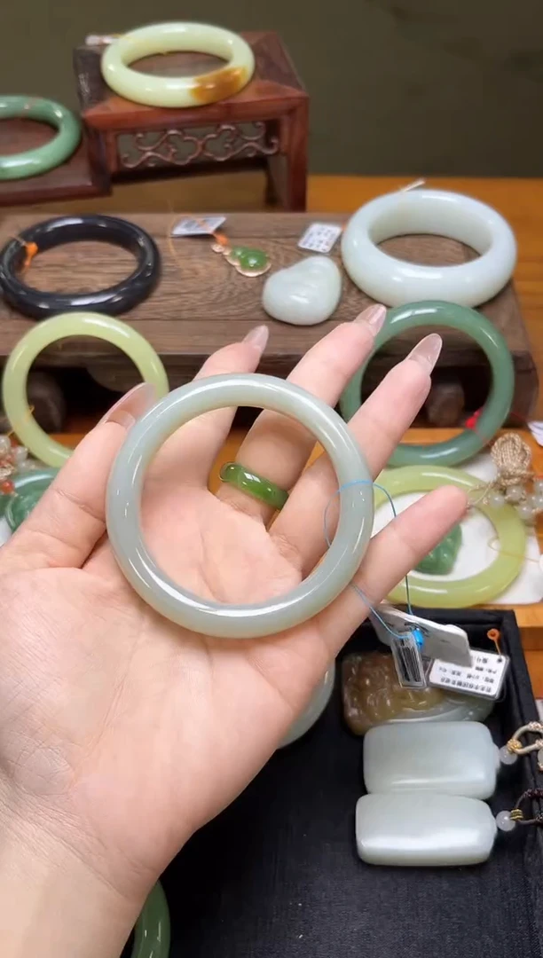 未镶嵌手镯和田玉且末青白 54+圈