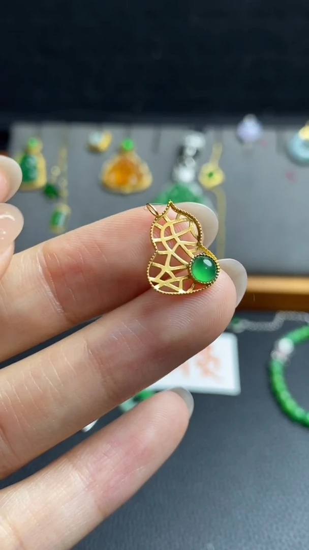 翡翠18K金镶嵌颈饰吊坠