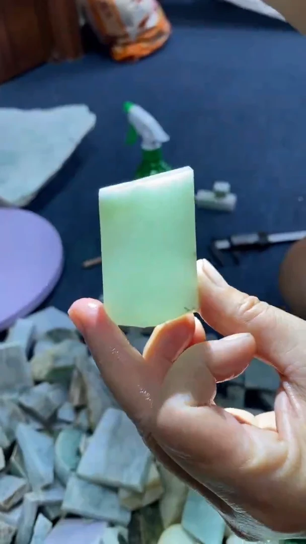 翡翠挂件未镶嵌
