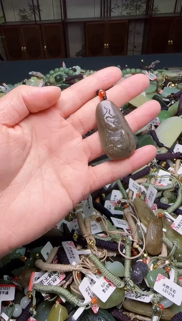 颈饰未镶嵌和田玉1