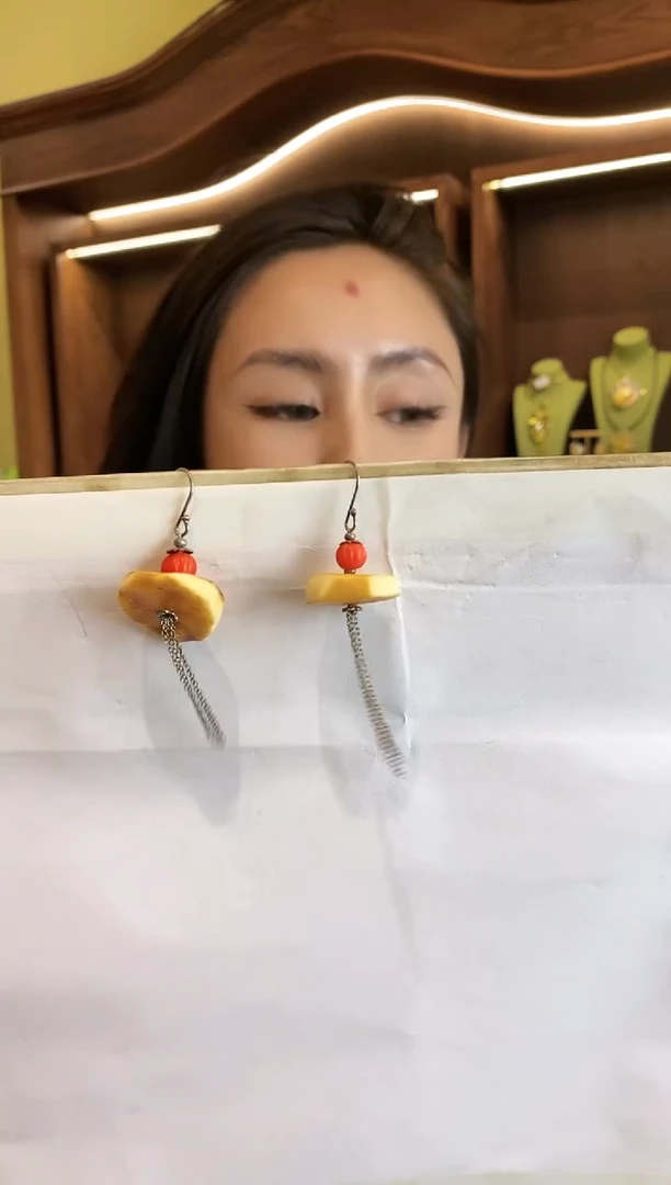 未镶嵌琥珀耳饰多人