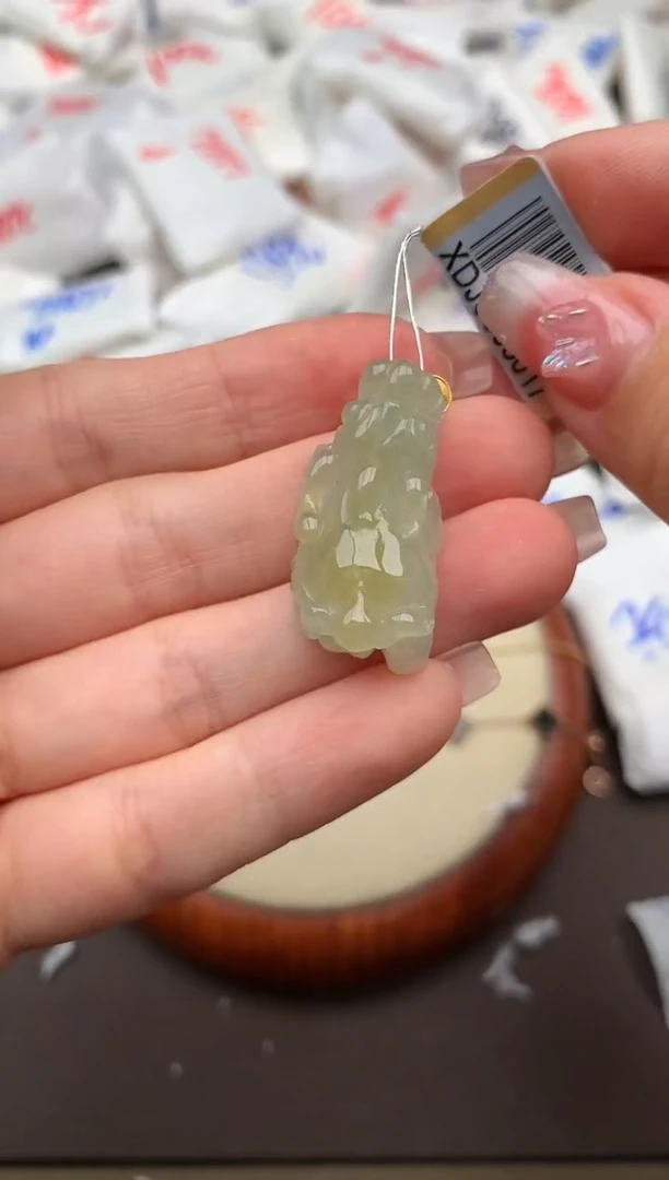 翡翠挂件18K金镶嵌一