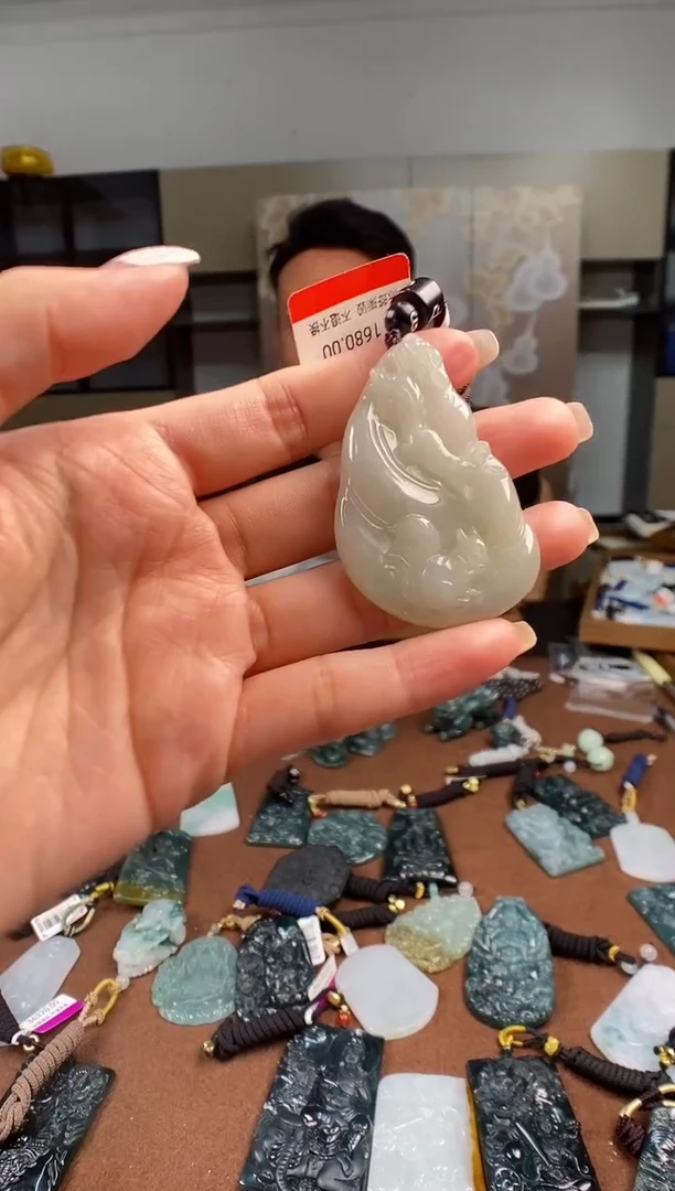 颈饰未镶嵌翡翠 多样性发其一