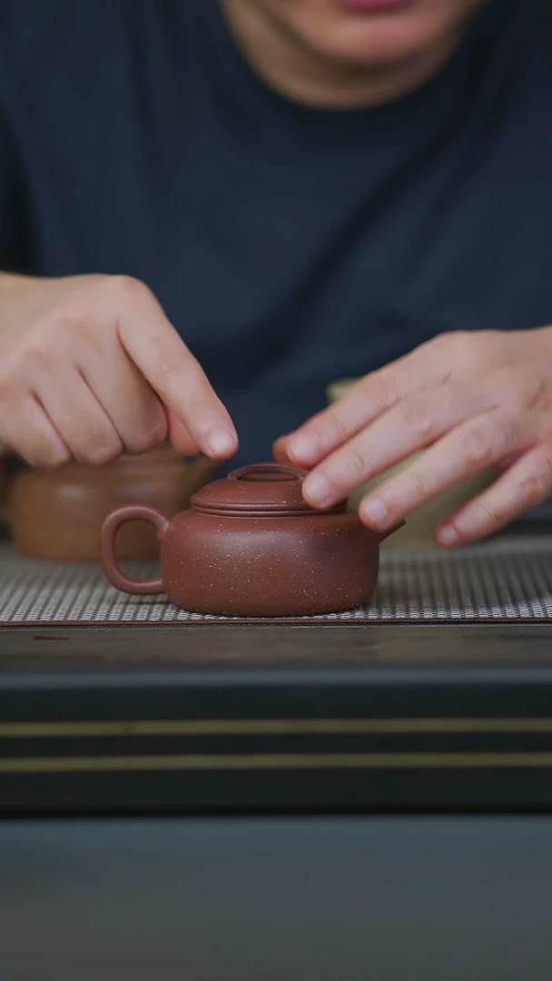 茶壶紫砂微瑕全手粗砂底槽清小牛盖150cc