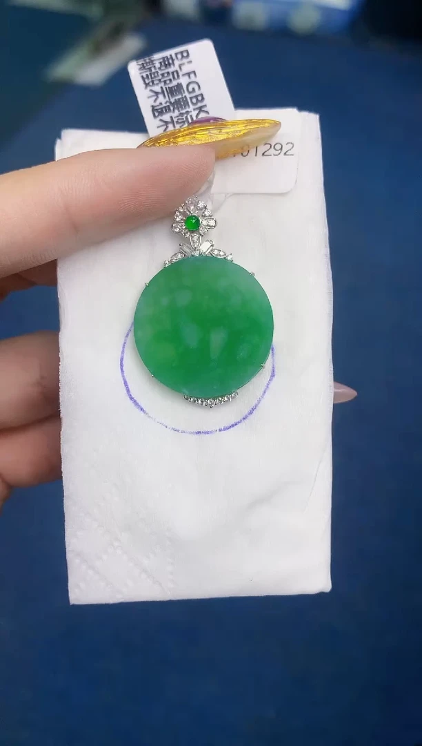 翡翠18K金镶嵌颈饰   天然翡翠A货  百元以上9米证书费自理