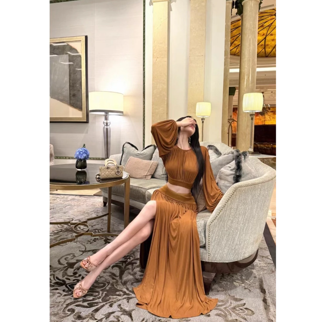 优秀的金蘑菇 【盛宴】焦糖色蝙蝠袖圆领上衣抽褶垂感开叉半裙套装
