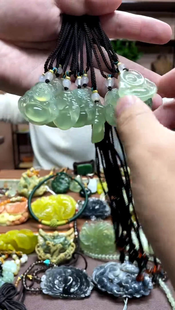 未镶嵌岫玉吊坠多样性发货发其中之一