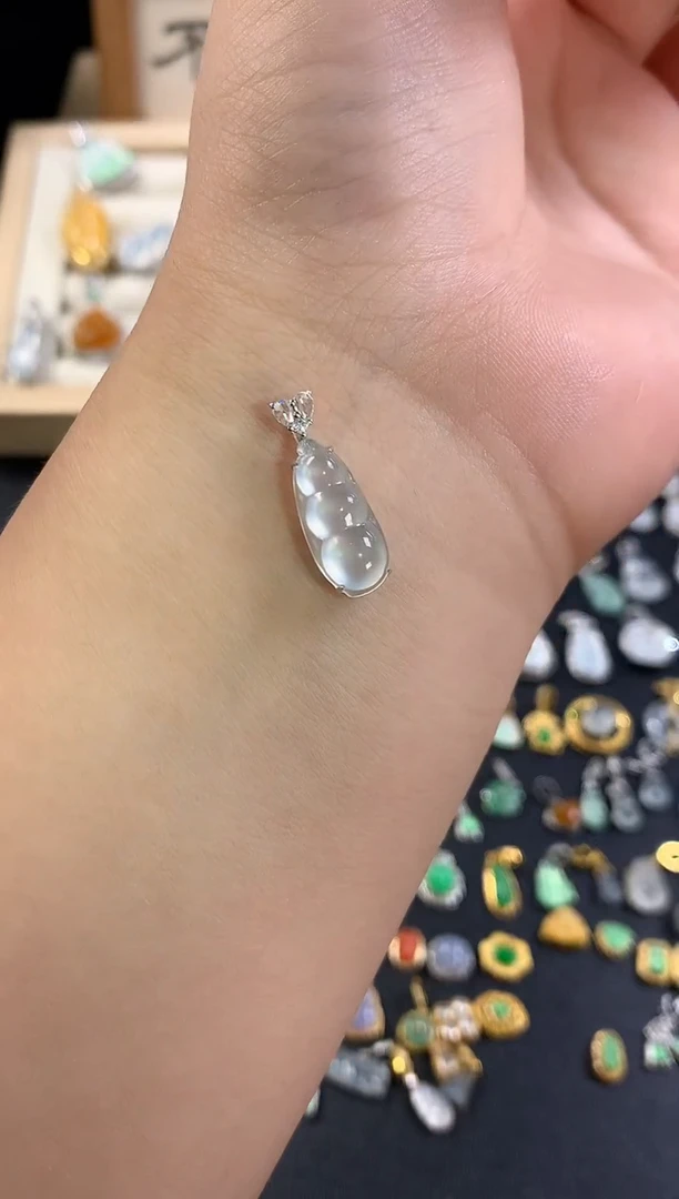 颈饰18K金镶嵌翡翠豆子