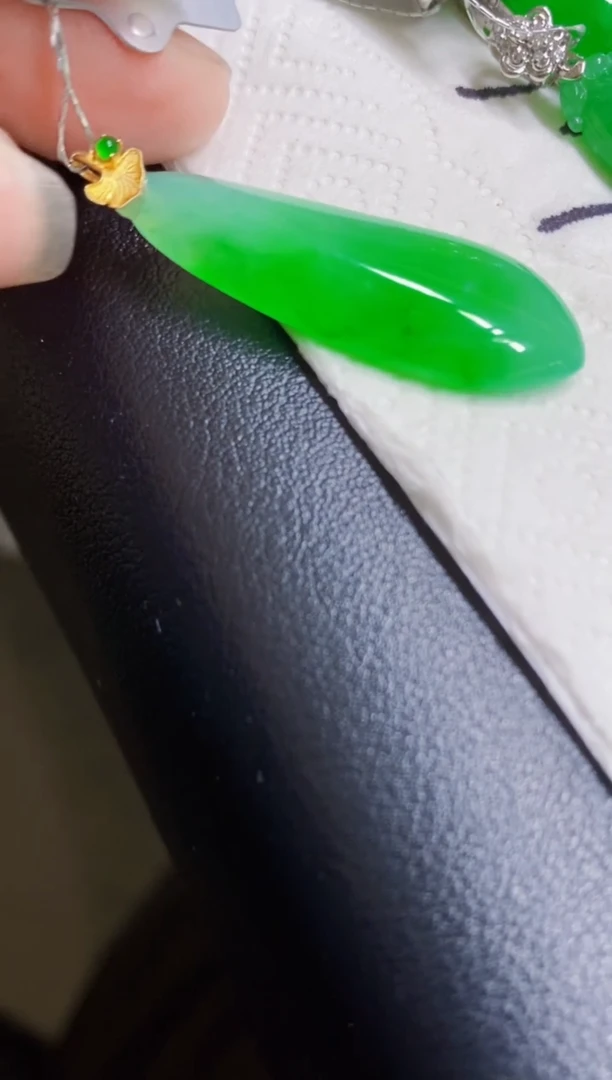 颈饰18K金镶嵌翡翠瓜