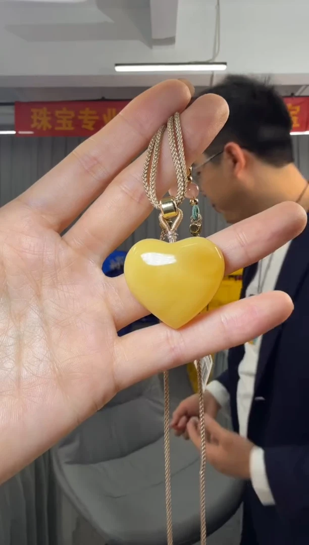 蜜蜡吊坠(不含链)未镶嵌俄料鸡油黄蜜蜡爱心吊坠6克