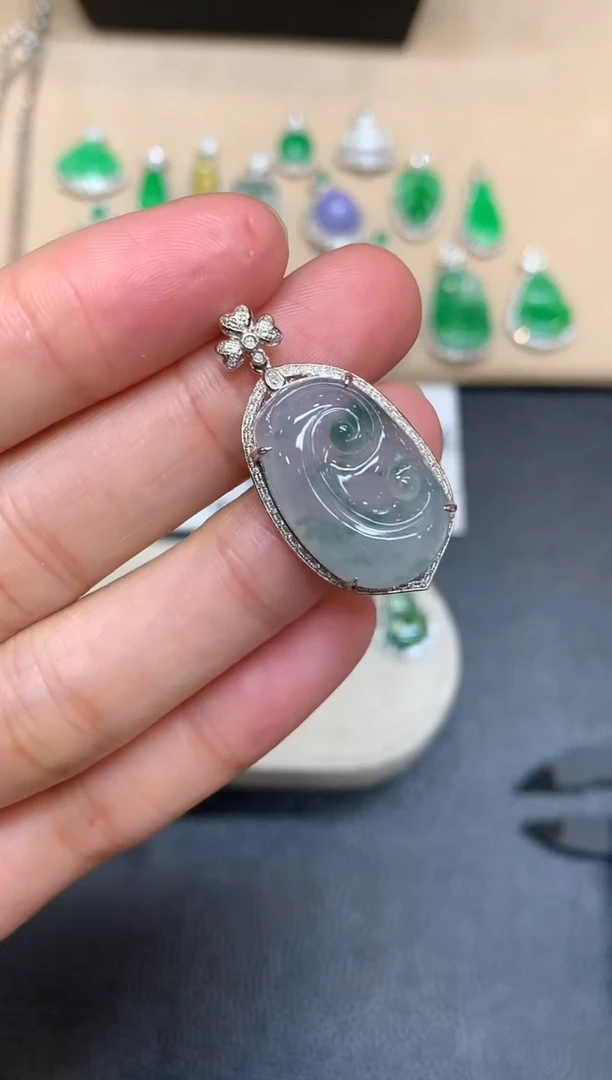 颈饰18K金镶嵌翡翠如意【无服务费