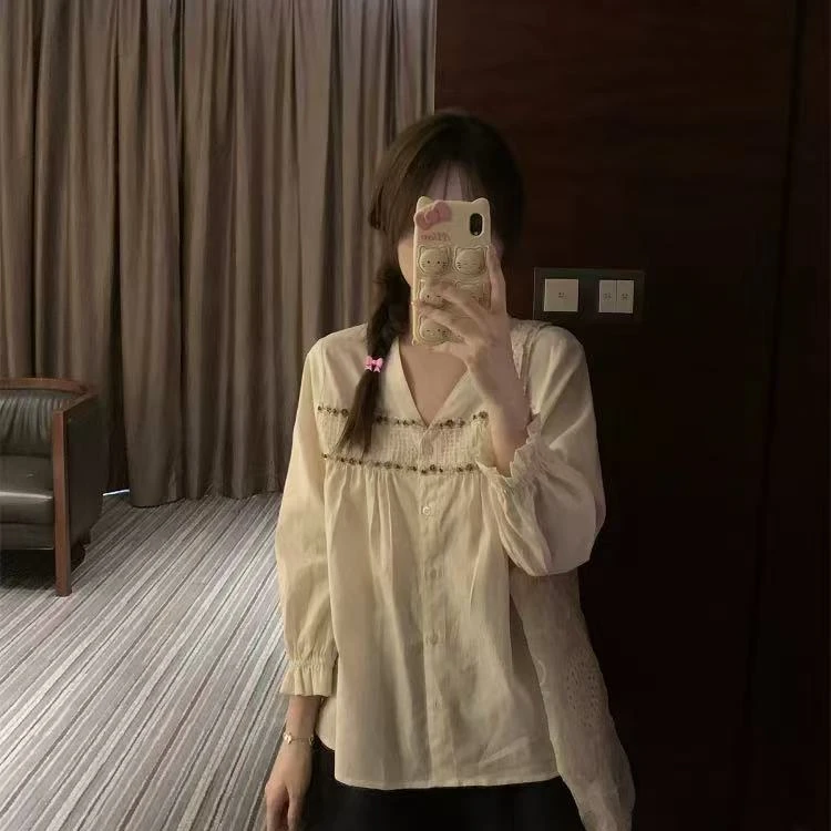 2025秋季新款设计感V领甜美七分袖衬衫