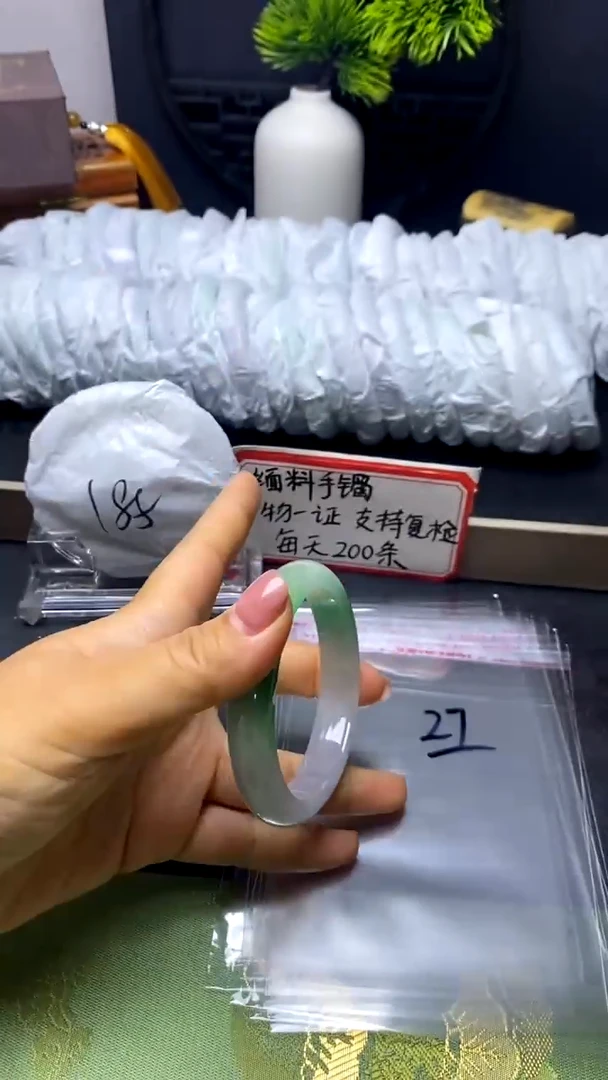 时尚女款缅料手镯28