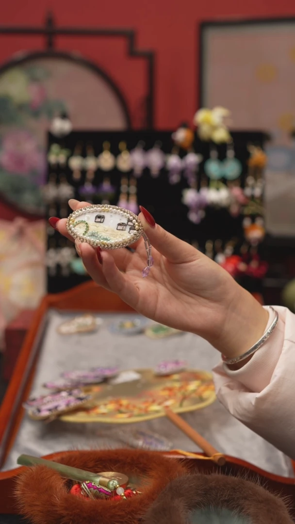 刺绣?****এ非遗绒花苏绣饰品